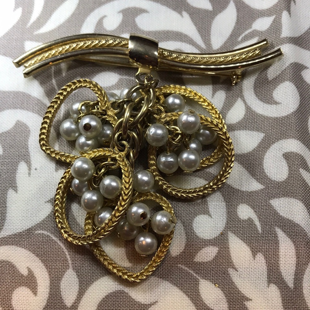 Pearl & gold scarf or lapel Pin